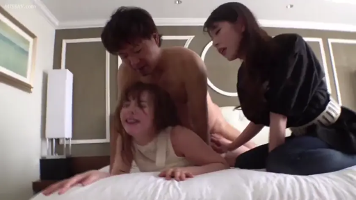 性交 · 黑色便服 · 床上 · 床铺 · 后入式 · 中景 · 呻吟 · 多人