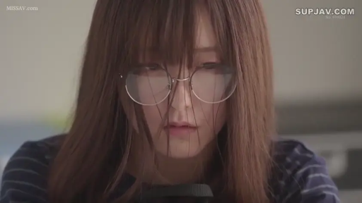 室内 · 忧郁 · 低头 · 脸部特写 · 凝视 · 条纹上衣 · 披肩长发 · 圆框眼镜