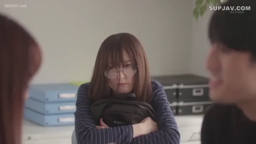 坐姿 · 嚴肅 · 眼鏡 · 办公室 · 面部特寫 · 条纹衫 · 长发 · 抱包