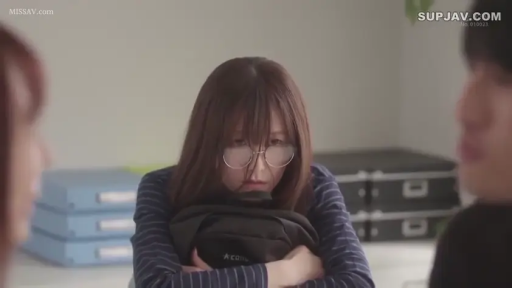 面部 · 眼镜 · 办公室 · 凝视 · 长发 · 害羞 · 抱坐 · 条纹长袖