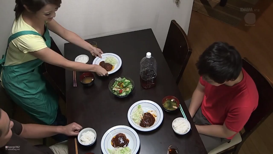 站立 · 微笑 · 远景 · 餐厅 · 餐具 · 围裙 · 家庭场景 · 上菜