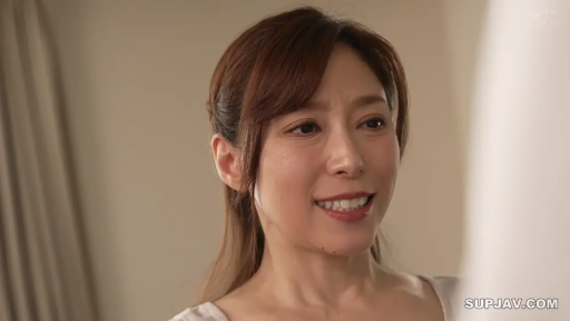 室內 · 面部特寫 · 白色上衣 · 笑容 · 水印 · 側位 · 注视他处