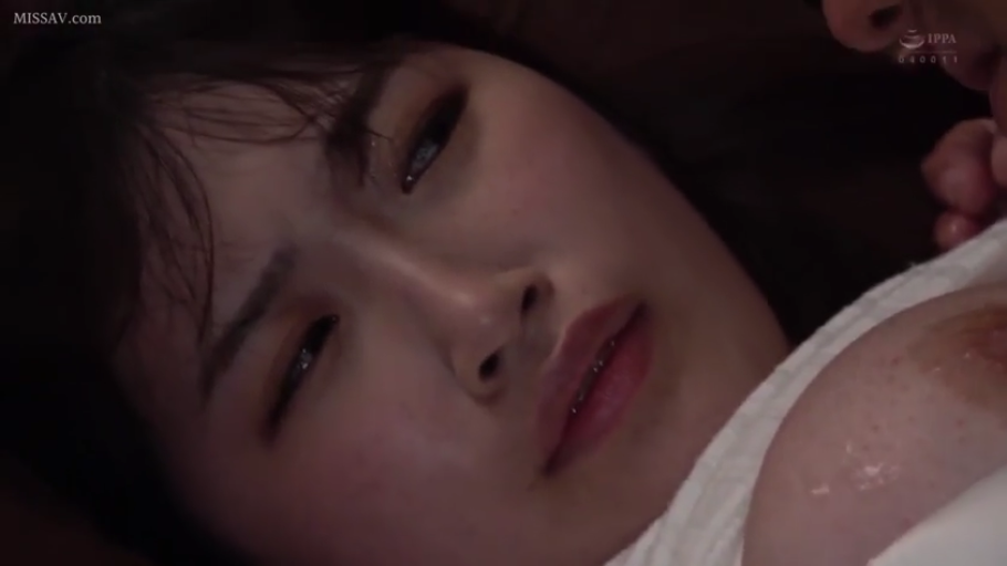 室内 · 脸部特写 · 巨乳 · 迷离 · 仰卧 · 白色上衣 · 亲吻