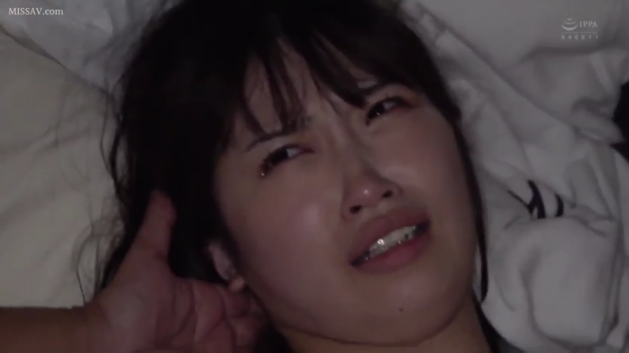 脸部特写 · 被褥 · 仰卧 · 忍耐 · 床上 · 咬牙 · 不详 · 颜艺