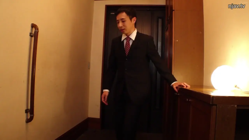 室内 · 全身 · 站立 · 平静 · 台灯 · 西装 · 走路 · 成年男性