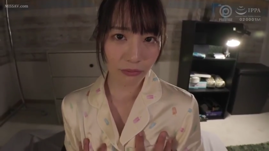 室内 · 低头 · 脸部特写 · 羞涩 · 灰色上衣 · 中文字幕 · 接受访谈