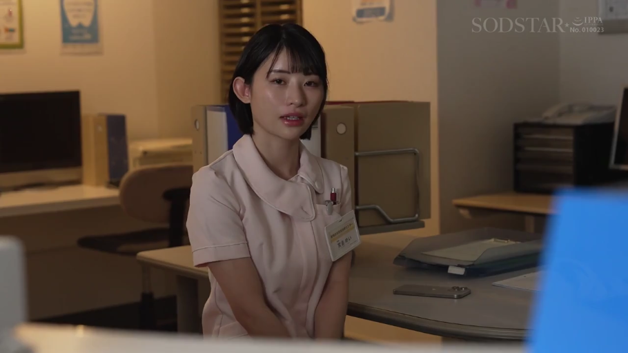 专注 · 浴室 · 站立 · 白色蕾丝上衣 · 上半身 · 偷拍视角 · 脱衣 · 衣服