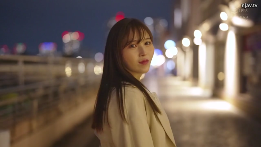 回眸 · 面部特写 · 街道 · 风衣