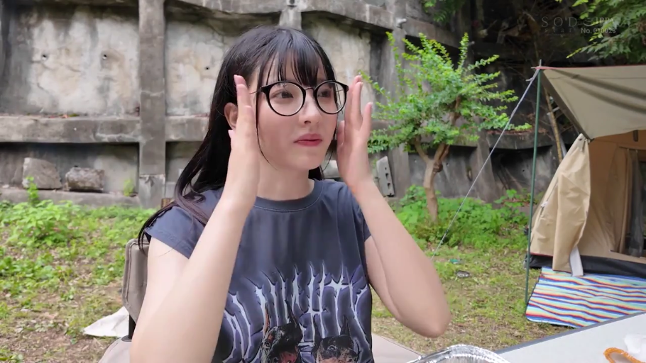 平静 · 面部特写 · 露营地 · 灰色印花T恤