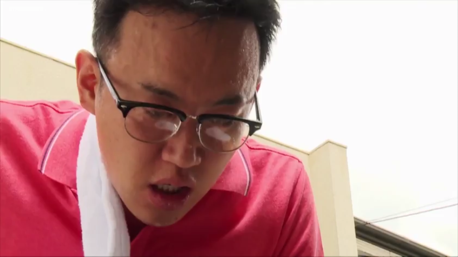 俯身 · 面部特写 · 户外 · 红色Polo衫