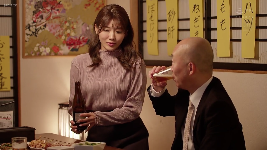 站立 · 中景 · 褶皱长袖 · 日本 · 温柔 · 倒酒 · 居酒屋 · 啤酒瓶