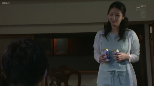 Grievance · Stand · Medium shot · Living room · Lifestyle · 啤酒罐 · 蓝色居家服 · 拿啤酒