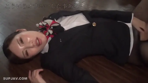 脸部特写 · 红黑白条纹丝巾 · 高潮脸 · 仰卧姿势 · 木质地板 · 脸色潮红 · 手部抚摸下体自慰