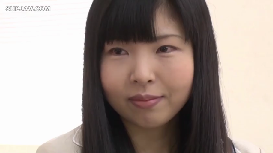 室内 · 微笑 · 面部特写 · 注视 · 正面 · 浅色上衣 · 黑长直