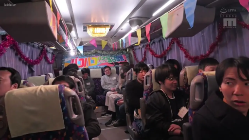 坐姿 · 全景 · 自然 · 休闲装 · 多人 · 乘车 · 大巴车 · 彩旗