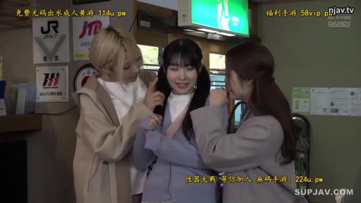 脸部 · 站立 · 微笑 · 休闲装 · 多人 · 嬉戏 · 车站 · 广告牌