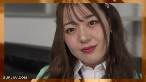 室内 · 脸部 · 微笑 · 注视 · 正面 · 学生装 · 褐色长发