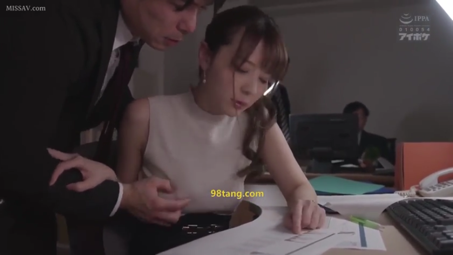 坐姿 · 办公室 · 办公桌 · 中景 · 职业装 · 隐忍 · 职场剧情 · 性骚扰
