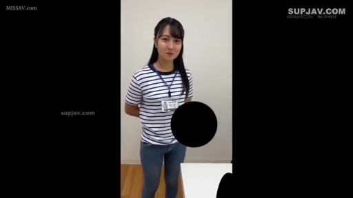 室内 · 站立 · 全景 · 摆拍 · 微笑 · 条纹衫 · 工牌 · 黑球遮挡