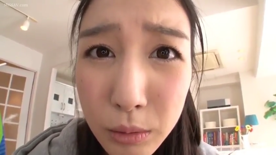 POV视角 · 脸部大特写 · 凝视镜头 · 居家室内 · 灰色连帽衫 · 背景家具 · 委屈脸 · 俯身靠近