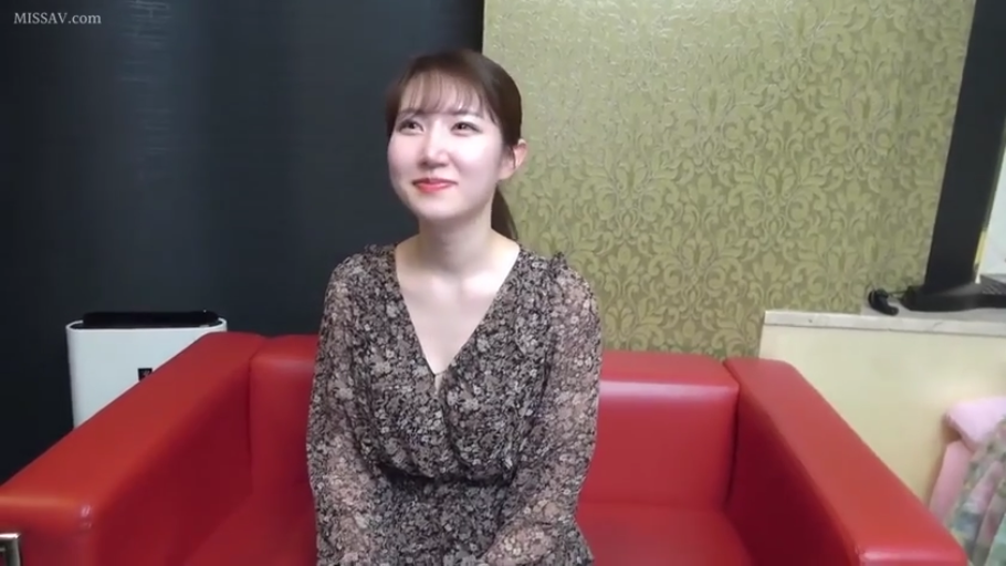 座り姿勢 · 微笑 · 半身 · 部屋 · 访谈 · 红沙发 · 花柄のワンピース