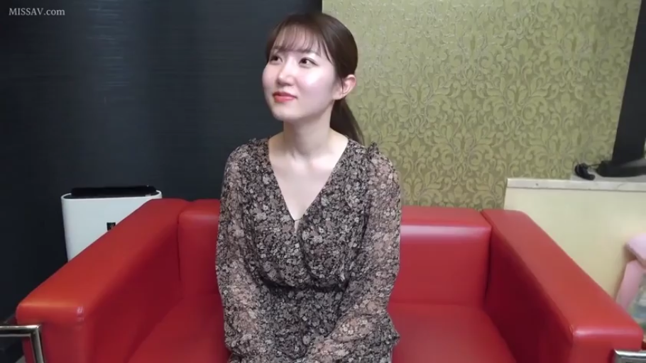 站立 · 中景 · 自然 · 对话 · 休闲服 · 挎包 · 门口走廊 · 剧情介绍