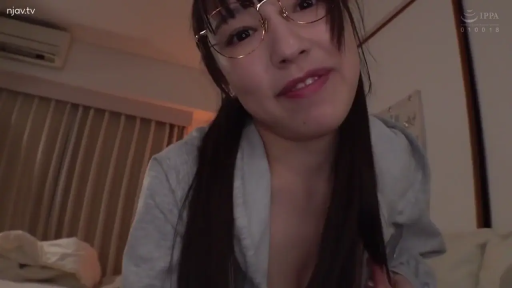 俯身 · 脸部特写 · 卧室 · 灰色连帽衫