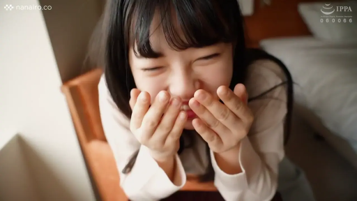 室内 · 坐姿 · 女性 · 微笑 · 半身 · 项链 · 连衣裙 · 采访
