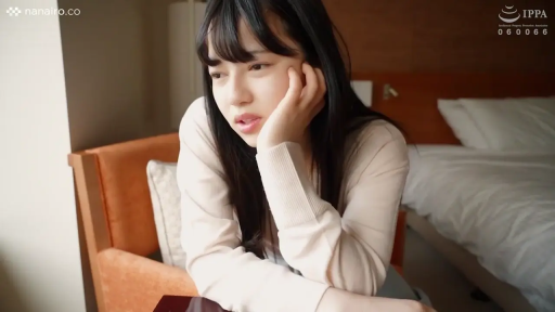 坐姿 · 胸部以上特写 · 米色针织衫 · 酒店客房