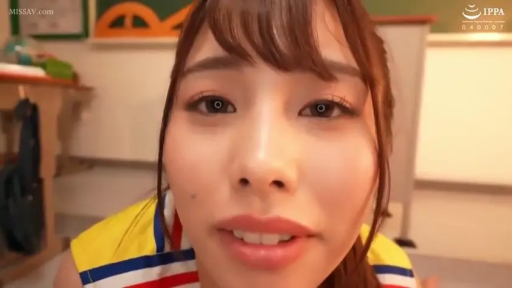 俯身 · 教室 · 微笑 · 面部特写 · 对视 · POV视角 · 黑板 · 条纹制服