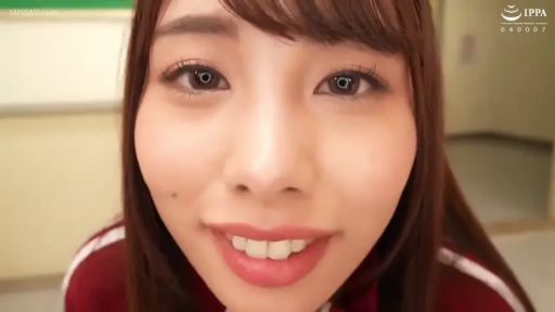 室内 · 俯身 · 微笑 · 面部特写 · 注视镜头 · 长发 · 运动服