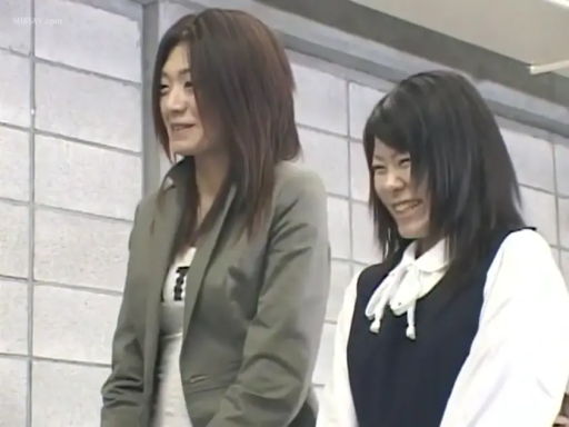 室内 · 中景 · 站姿 · 制服