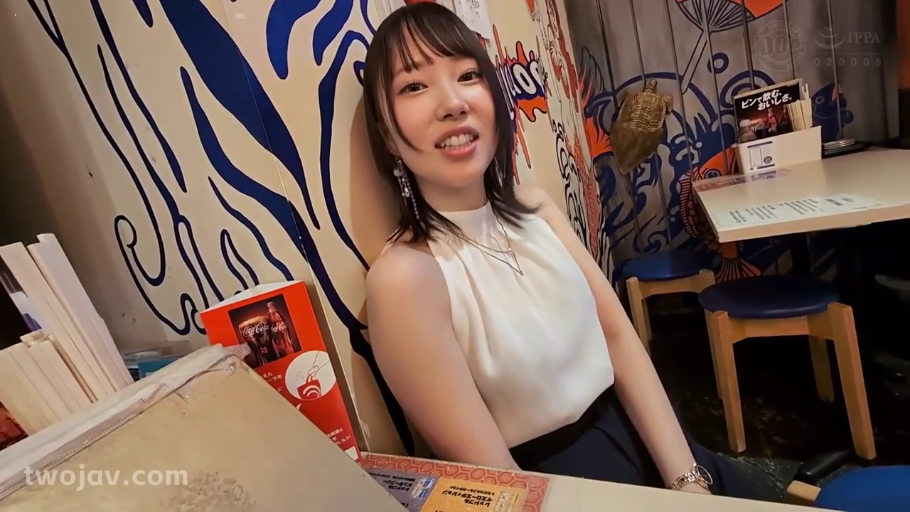 座り姿勢 · 中景 · 居酒屋 · 白色无袖上衣