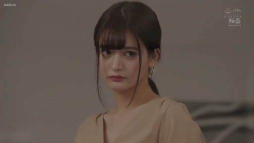 室内 · 面部特写 · 浅棕色上装