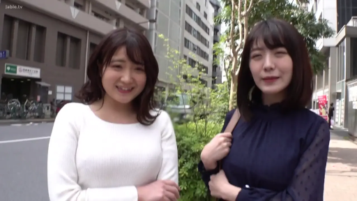 站立 · 微笑 · カメラに向かって · 半身 · 街道 · ショルダーバッグ · 长袖上衣