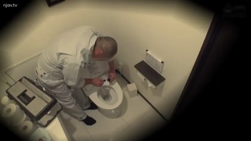 专注 · 弯腰 · 洗手间 · 工作服 · 偷拍视角 · 俯视 · 马桶 · 修理