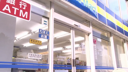 交谈 · 严肃 · 全景 · 客厅 · 餐桌 · 多人 · 日常便服 · 坐立