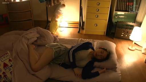 卧室 · 台灯 · 全景 · 平静 · 居家 · 短裤 · 熟睡 · 侧卧姿势