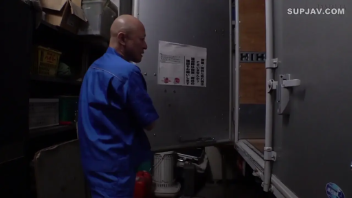 站立 · 平静 · 仓库 · 蓝色工作服 · 张望 · 货车 · 秃头