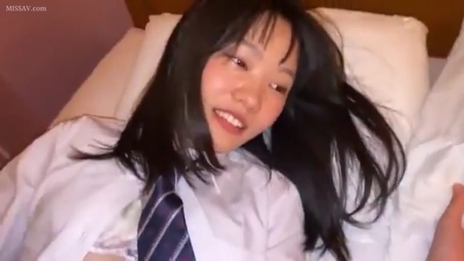 校服 · 脸部 · 卧室 · 微笑 · 枕头 · 制服 · 互动 · 躺姿