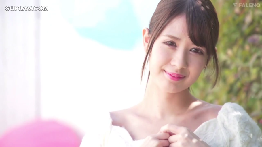 面部特写 · 对视 · 户外 · 温柔微笑 · 白色露肩衣 · 日本女优 · 双手胸前交握