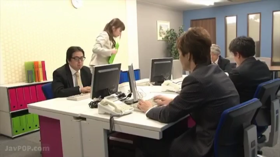 严肃 · 全身 · 黑色镂空裙 · 对视 · 女王控 · 高脚凳 · 清水混凝土房间 · 叠腿坐