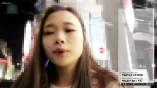 微笑 · 面对镜头 · 特写 · 车站 · 自拍感 · 绒毛外套 · 摸脸