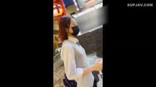 站立 · 凝视 · 上半身 · 更衣室 · 白色吊带 · 吹风机 · 镜面反射 · 吹头理发