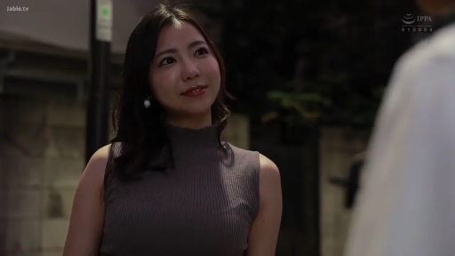 Conversation · Stand · Smile · 特写 · Sleeveless top · Night view · 街头