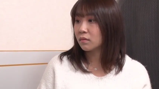 室内 · 坐姿 · 平静 · 面部特写 · 白色毛衣 · 侧头注视