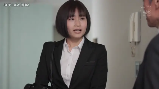 室内 · 站姿 · 对话 · 职业装 · 认真 · 上半身 · 短发 · 单肩包