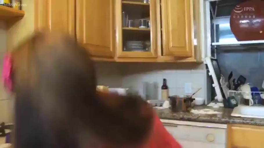 背对镜头 · 厨房 · 红色上衣