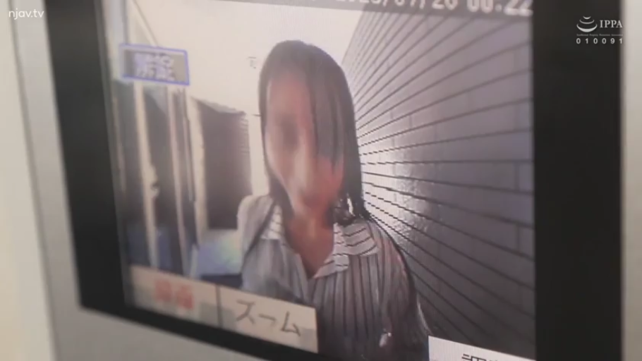 脸部 · 条纹衬衫 · 监控视角 · 门口 · 无表情 · 正面站立 · 监视器 · 拜访