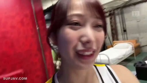 室内 · 顔部のクローズアップ · スポーツタンクトップ · 微笑 · 对视 · 正面 · 单人床 · 棕发